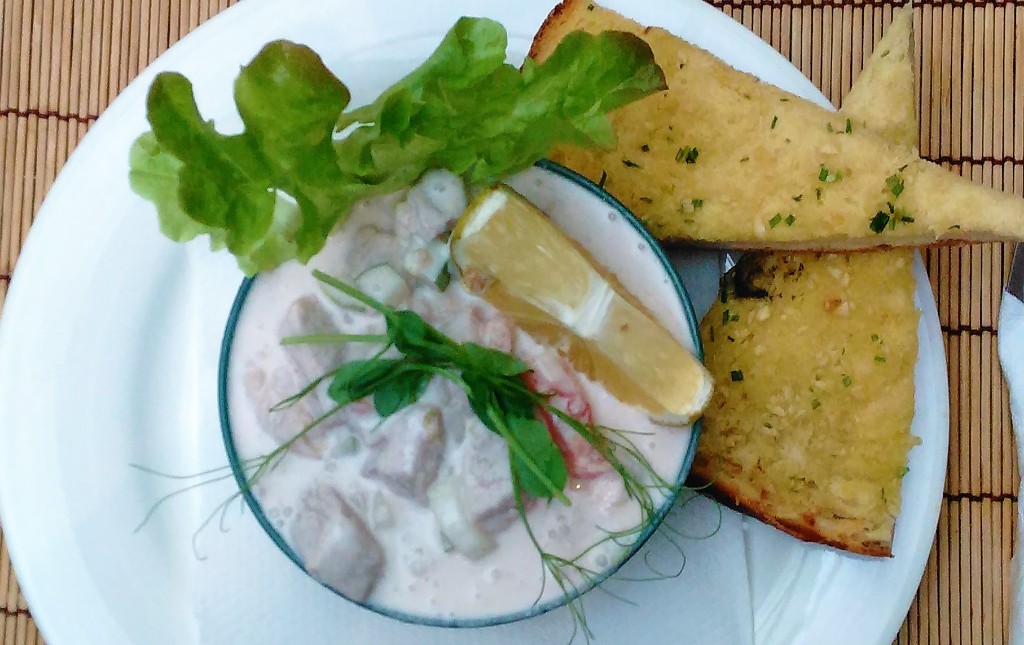 クック諸島の郷土料理「イカマタ」とガーリックブレッド